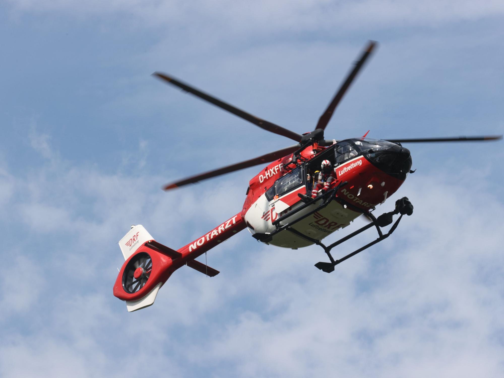 An einem See in Essen wurden zwei Leichen gefunden. Das Symbolfoto zeigt einen Rettungshubschrauber am 13. Juni in Thüringen.