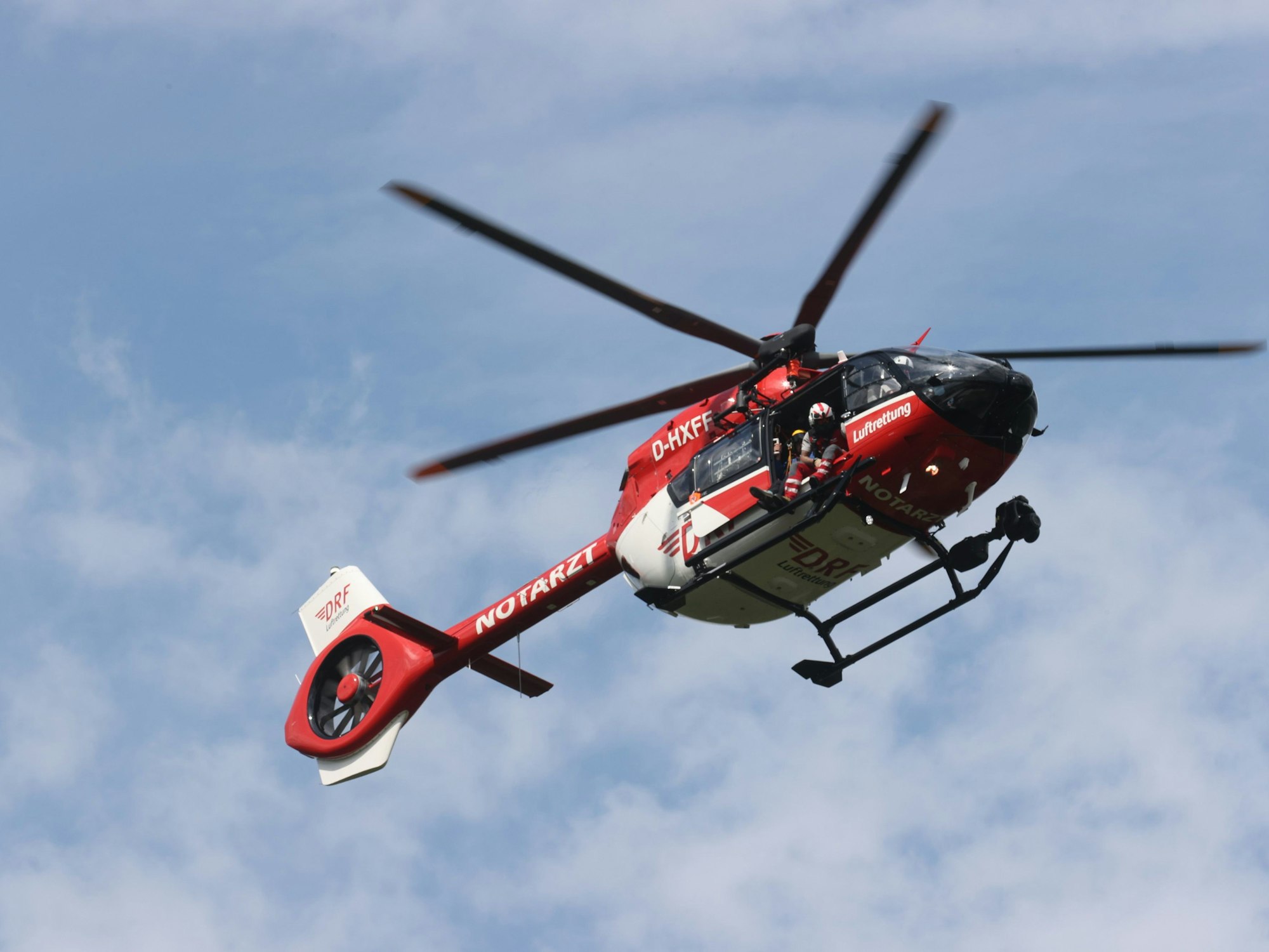 An einem See in Essen wurden zwei Leichen gefunden. Das Symbolfoto zeigt einen Rettungshubschrauber am 13. Juni in Thüringen.