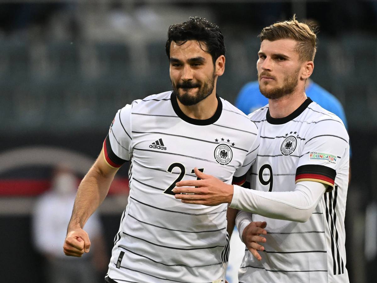 Deutschlands Torschütze Ilkay Gündogan jubelt nach seinem 2:0 mit Timo Werner (r).