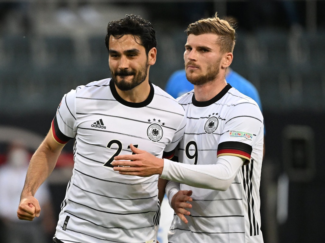 Deutschlands Torschütze Ilkay Gündogan jubelt nach seinem 2:0 mit Timo Werner (r).
