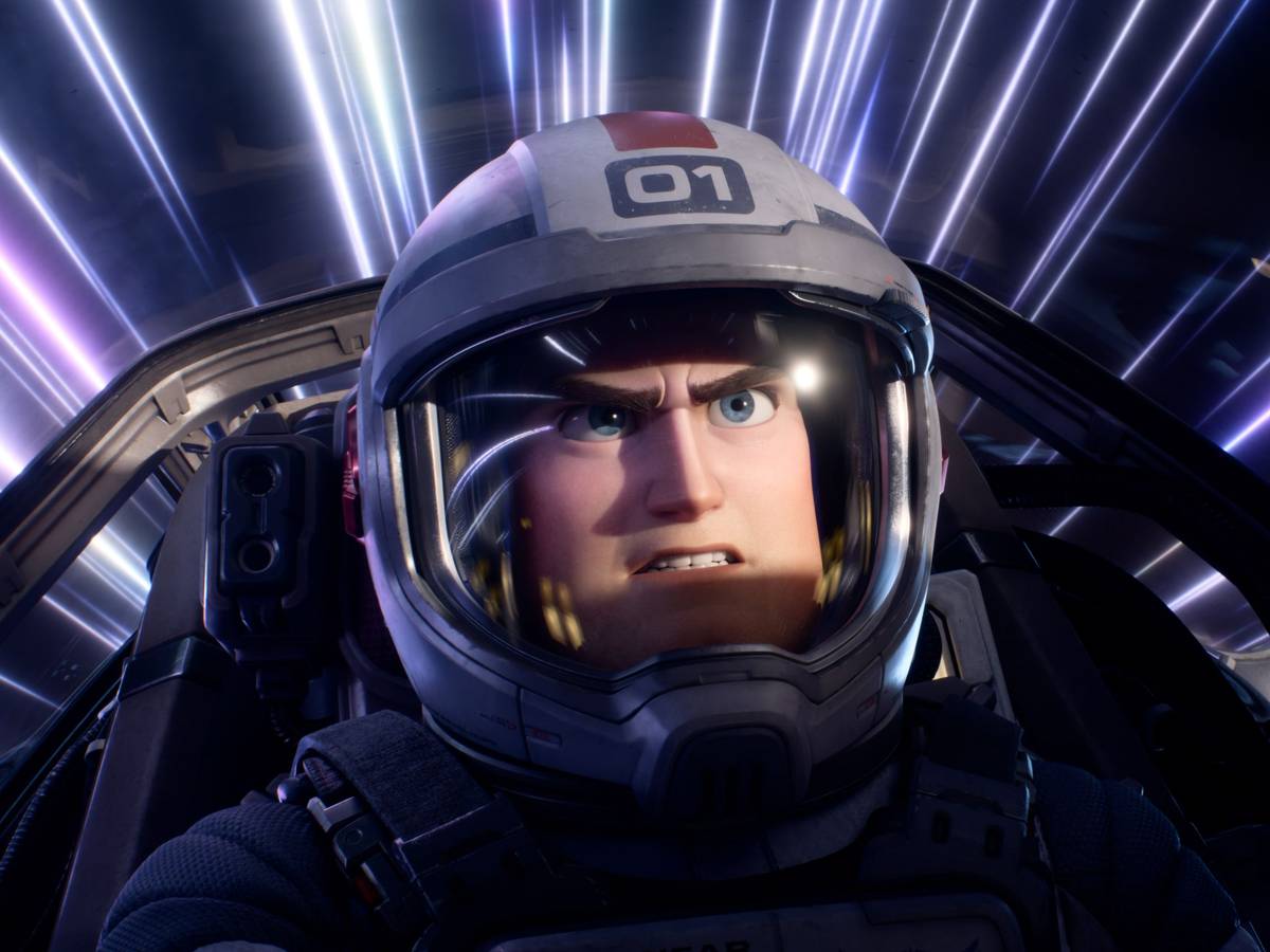 Buzz Lightyear in einer Szene des Films "Lightyear" (undatierte Filmszene). Der Film kommt am 16. Juni 2022 in die deutschen Kinos.