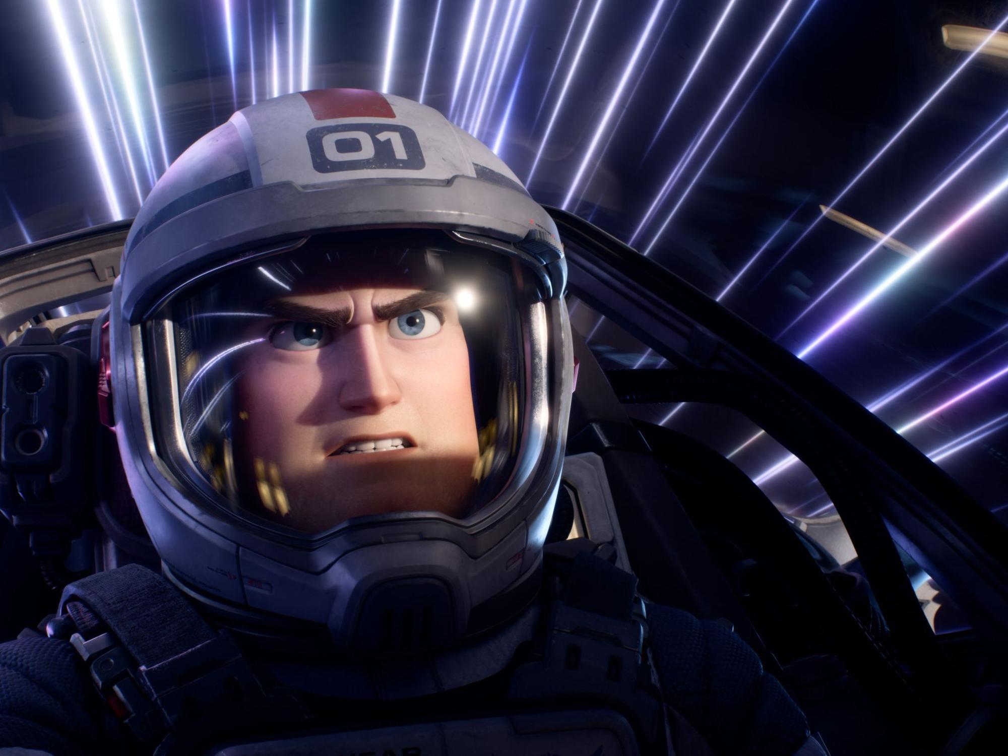 Buzz Lightyear in einer Szene des Films "Lightyear" (undatierte Filmszene). Der Film kommt am 16. Juni 2022 in die deutschen Kinos.