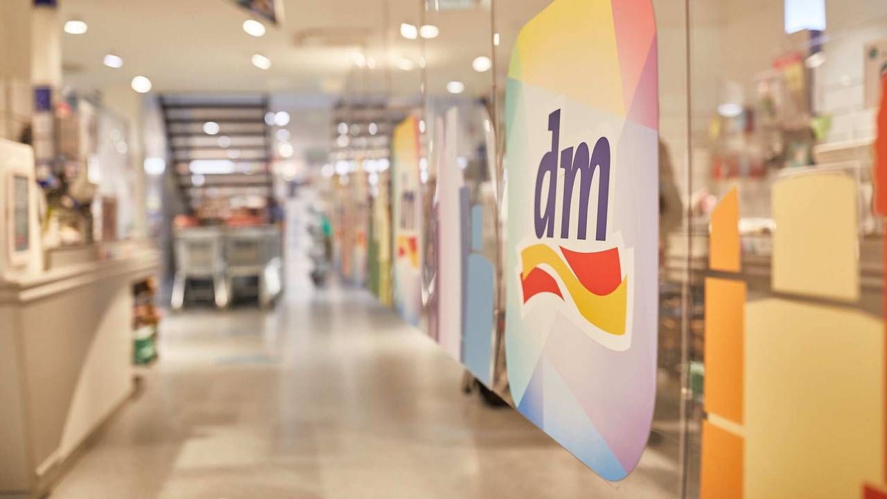 Viele dm-Kunden standen am Dienstagmorgen vor verschlossenen Türen. Unser Archivbild zeigt eine dm-Filiale im Jahr 2020.