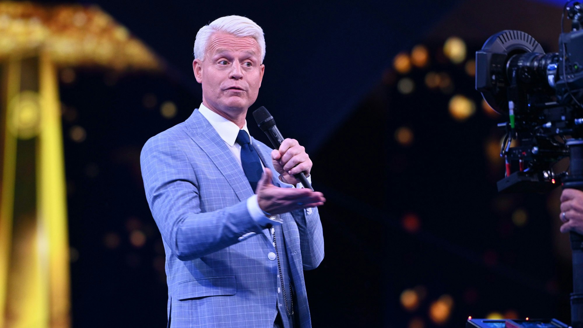 Moderator Guido Cantz kündigt die «Beste Drama Serie» bei der Verleihung des Deutschen Fernsehpreises 2021 im Tanzbrunnen an.