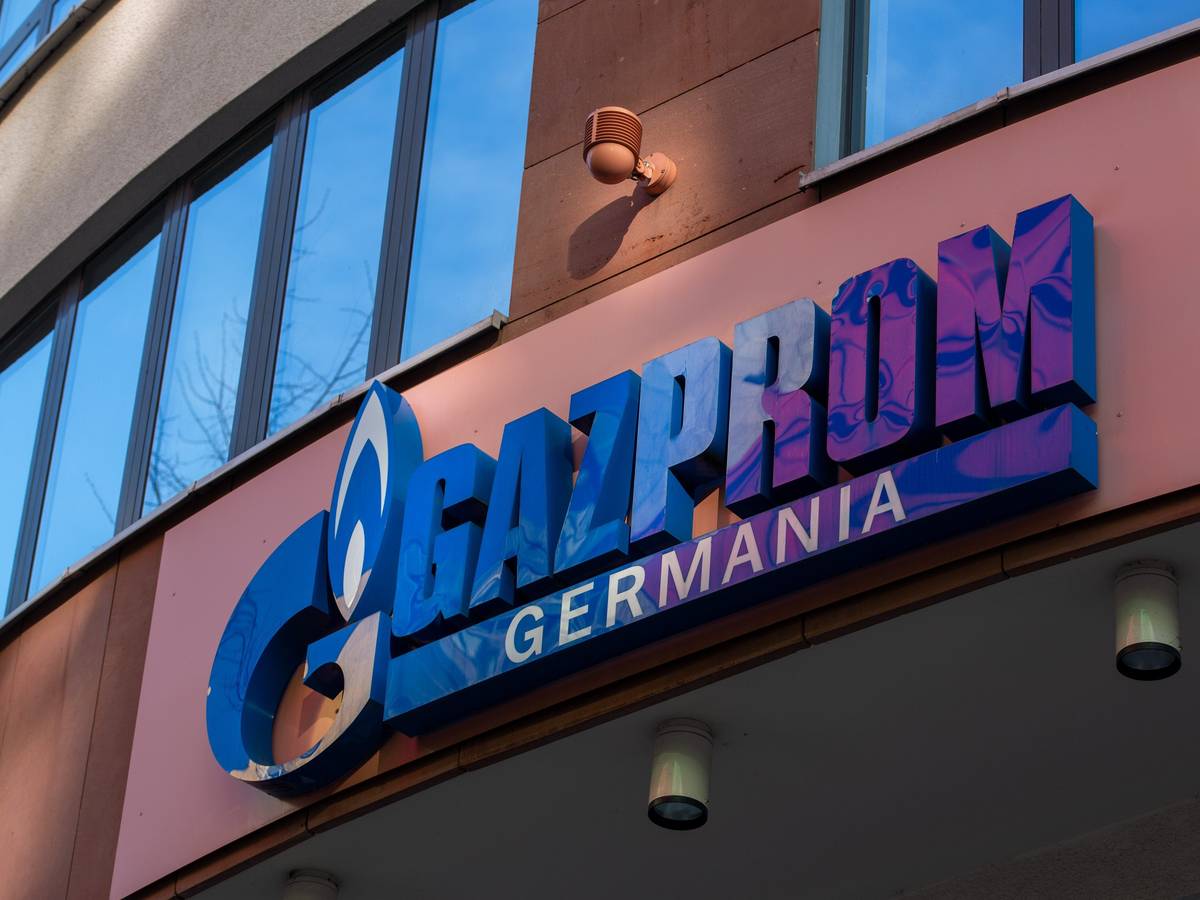 Das Logo von Gazprom Germania GmbH an der Fassade der Gazprom Germania-Zentrale.