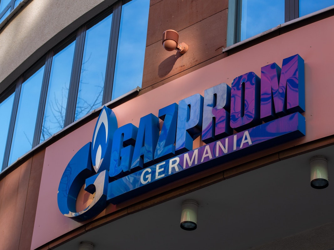 Das Logo von Gazprom Germania GmbH an der Fassade der Gazprom Germania-Zentrale.