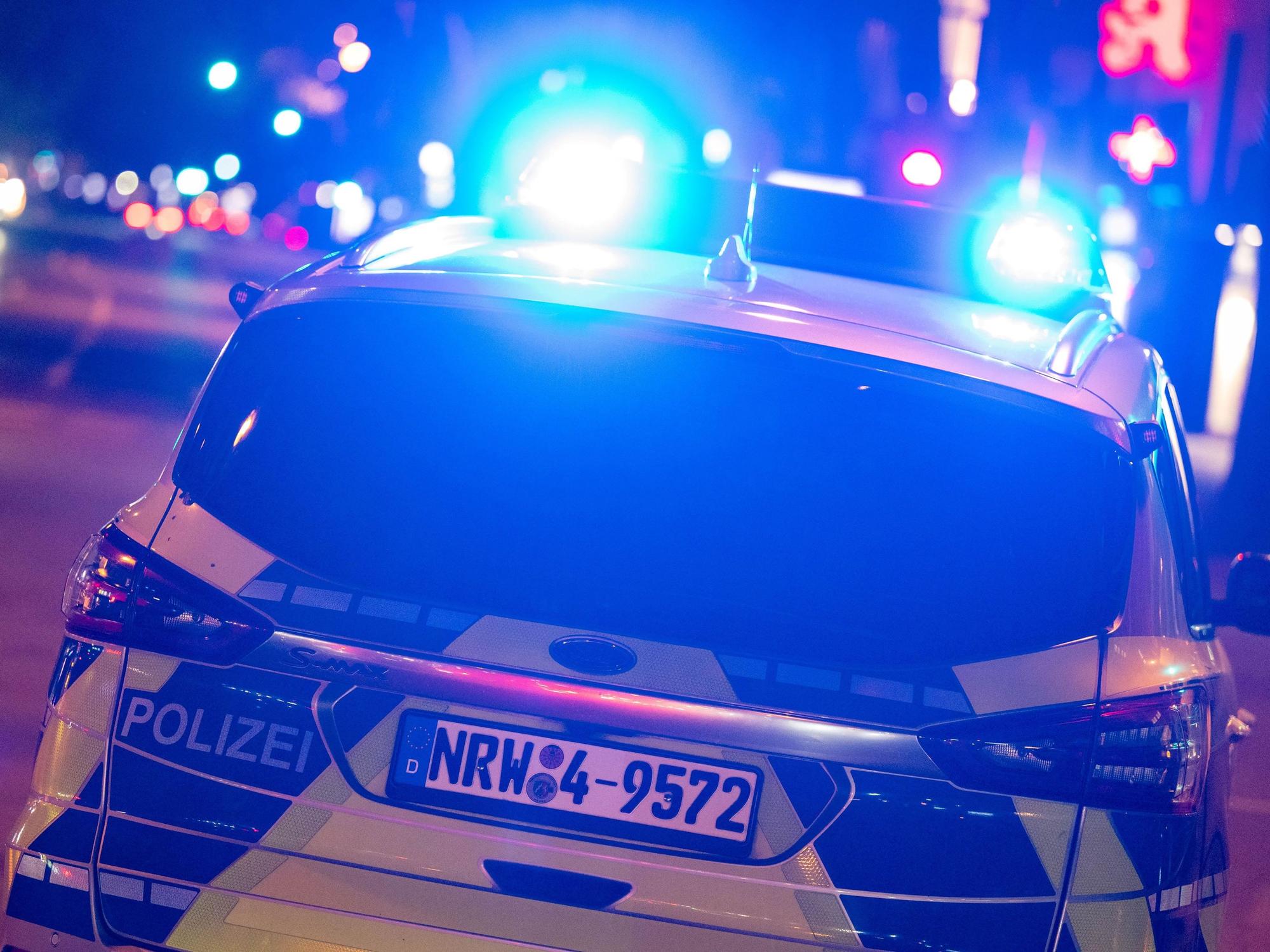 Eine Streife der Polizei Köln bei einem Einsatz mit Blaulicht.
