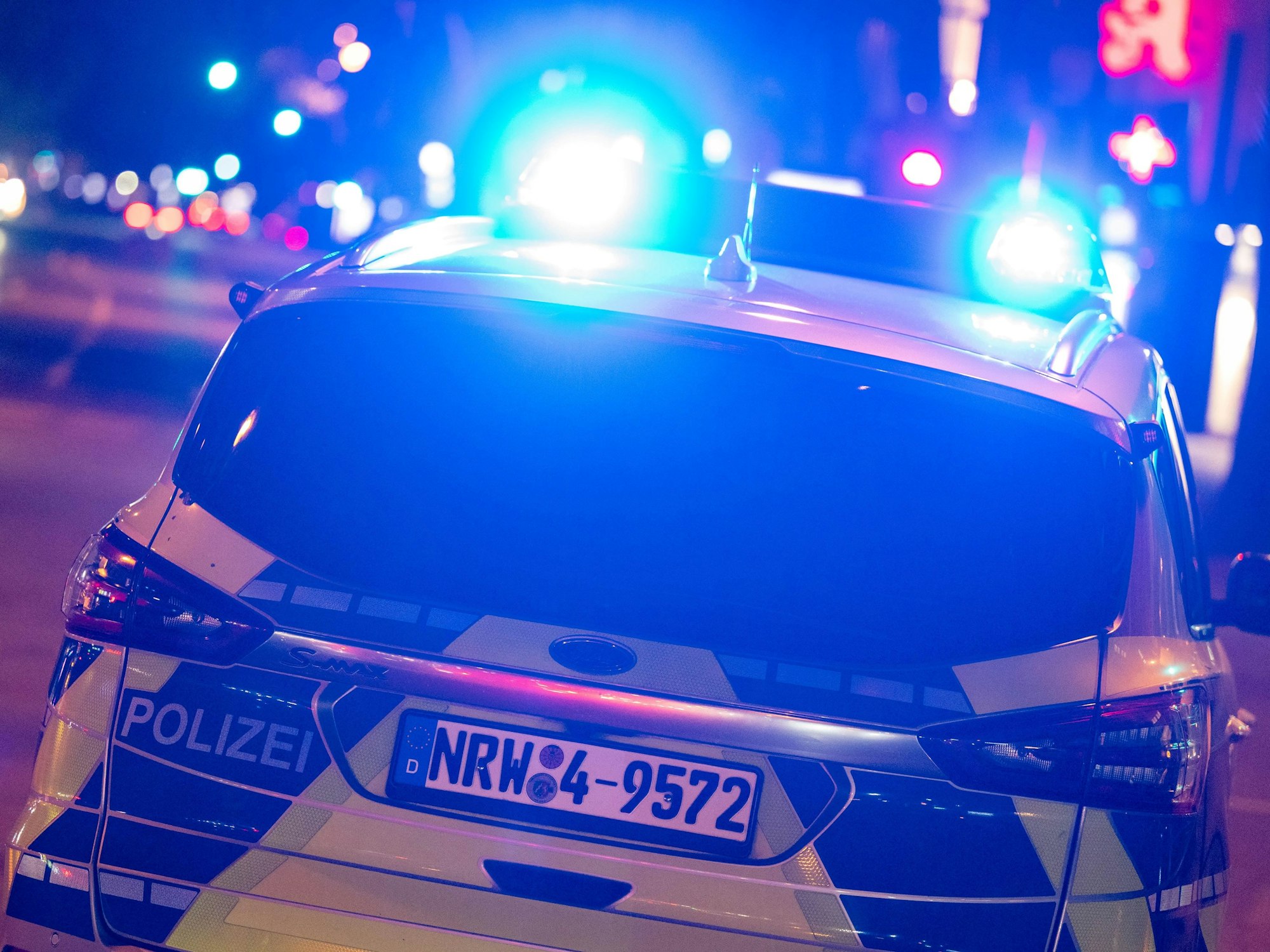 Eine Streife der Polizei Köln bei einem Einsatz mit Blaulicht.