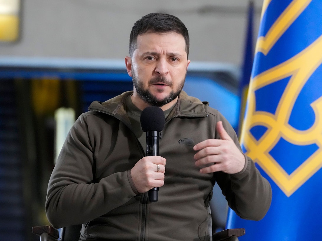Wolodymyr Selenskyj, Präsident der Ukraine, beantwortet Fragen von Journalisten während einer Pressekonferenz in einer U-Bahn unter einem zentralen Platz in Kyjiw.