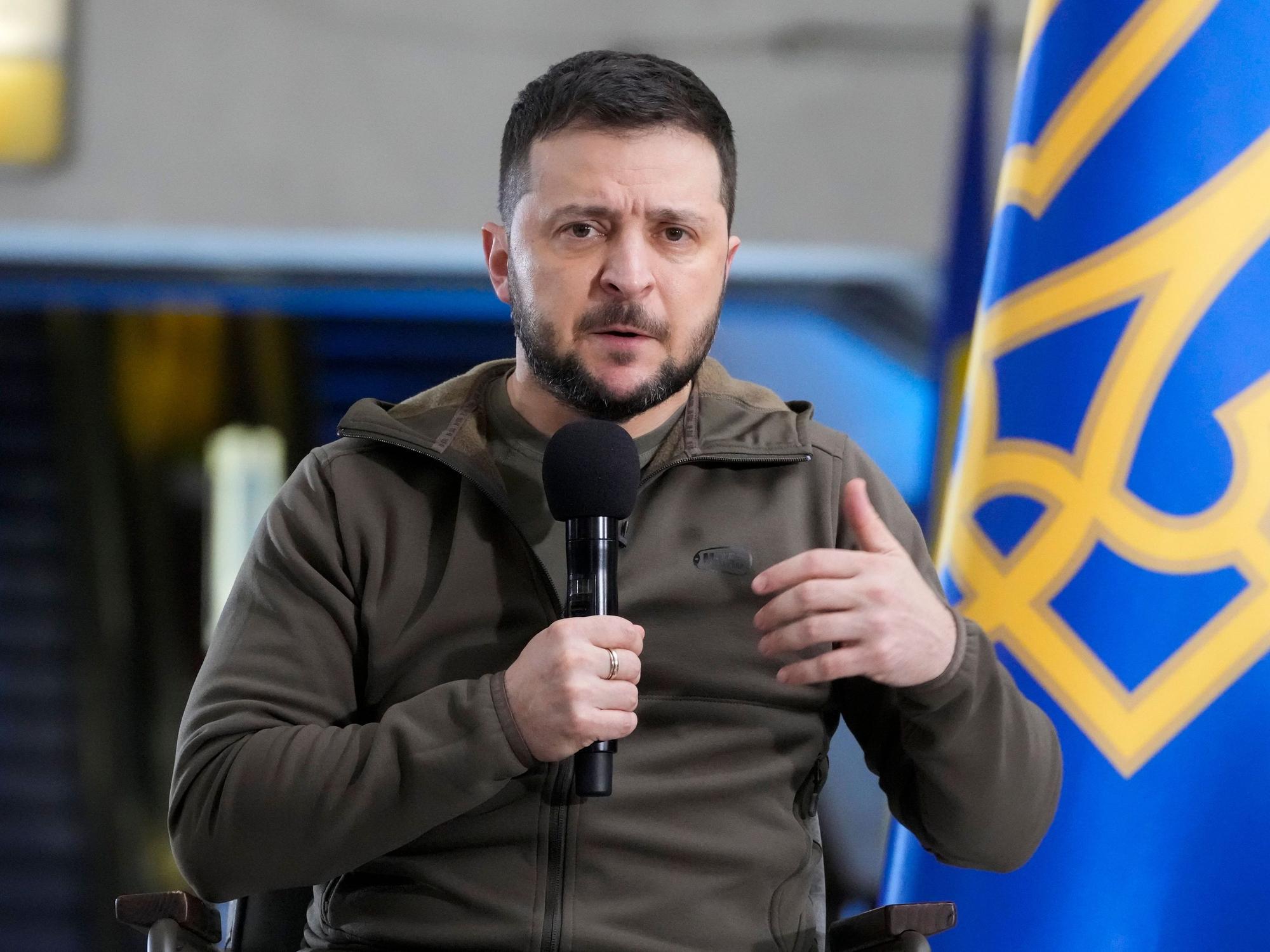 Wolodymyr Selenskyj, Präsident der Ukraine, beantwortet Fragen von Journalisten während einer Pressekonferenz in einer U-Bahn unter einem zentralen Platz in Kyjiw.