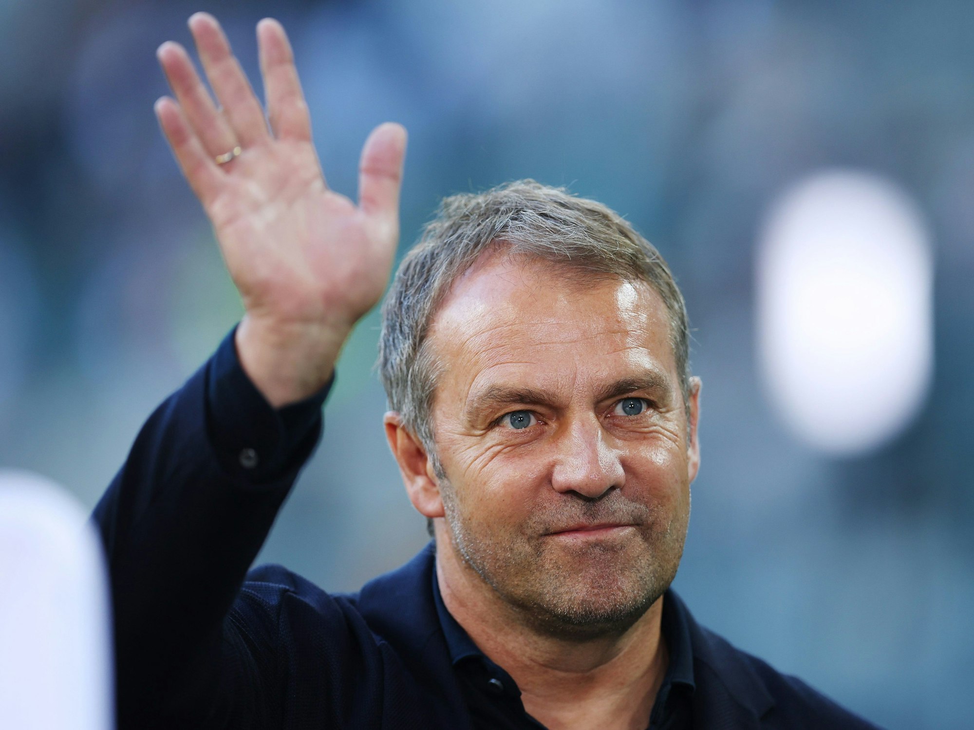 Hansi Flick winkt in Mönchengladbach ins Publikum.