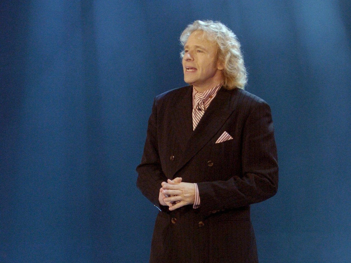In einem Anzug des französischen Modeschöpfers Jean Paul Gaultier moderiert Thomas Gottschalk die ZDF-Show "Wetten, dass...?".