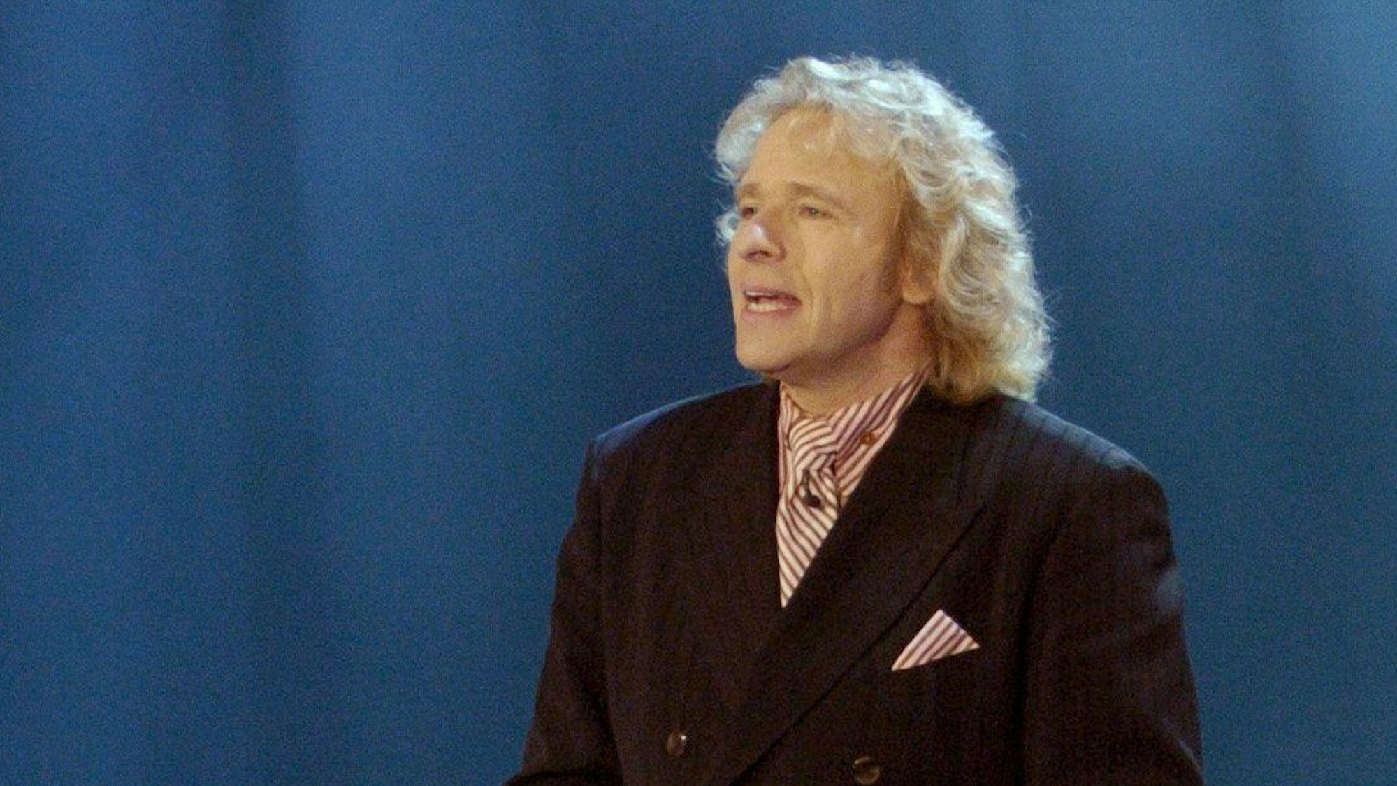 In einem Anzug des französischen Modeschöpfers Jean Paul Gaultier moderiert Thomas Gottschalk die ZDF-Show "Wetten, dass...?".