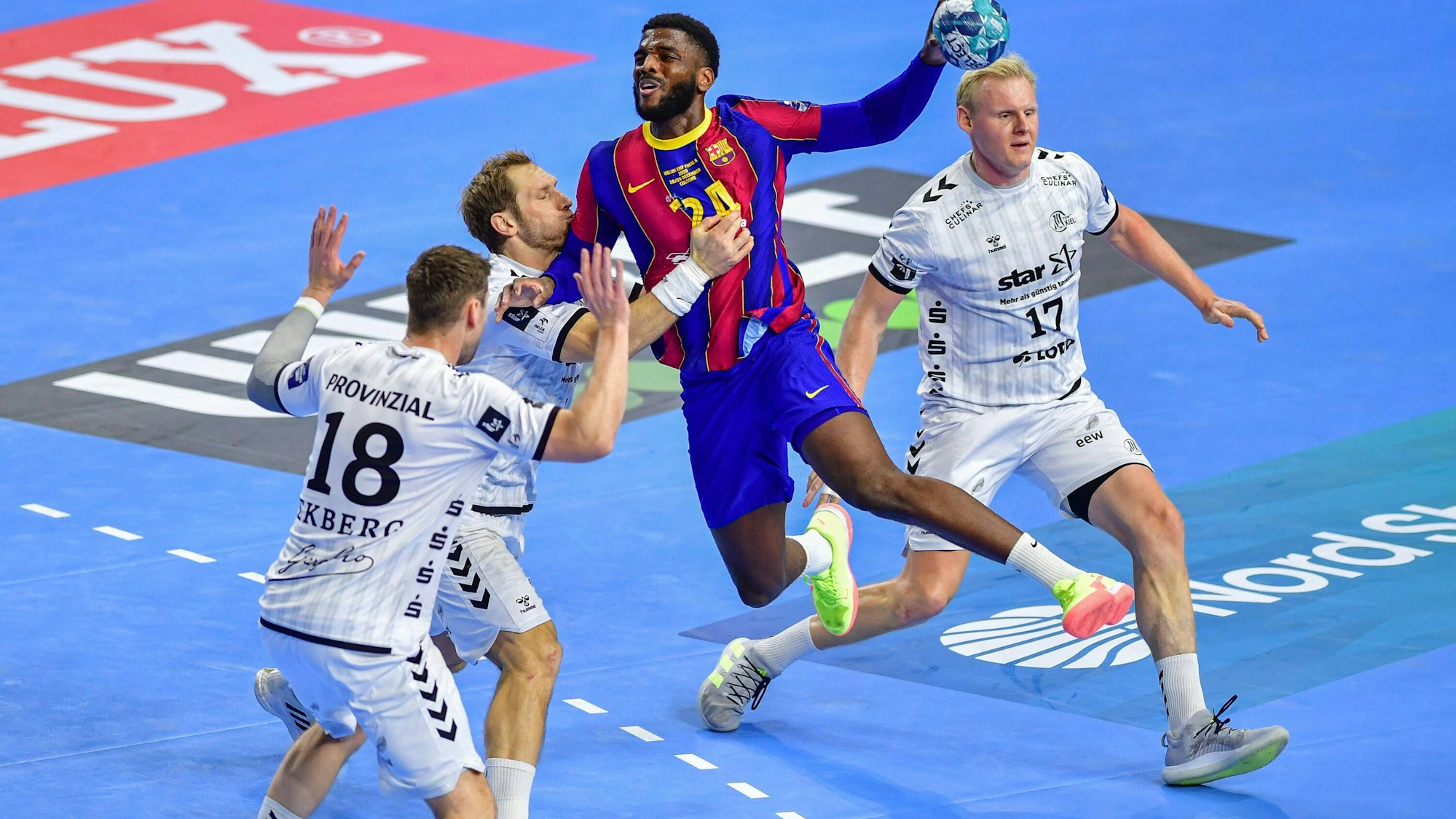 Barca-Star Dika Mem (m.) setzt sich gegen die Kieler Abwehr durch.