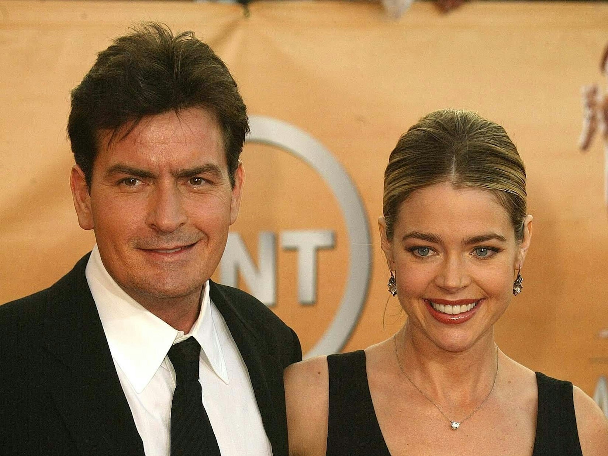 Charlie Sheen und Denise Richards bei den 11. jährlichen Screen Actors Guild Awards im Shrine Auditorium, Los Angeles, im Februar 2005