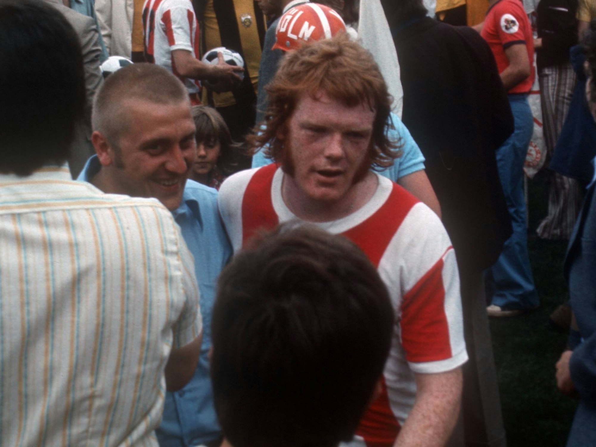 Fortuna Köln feiert den geschafften Aufstieg mit Noel Campbell.