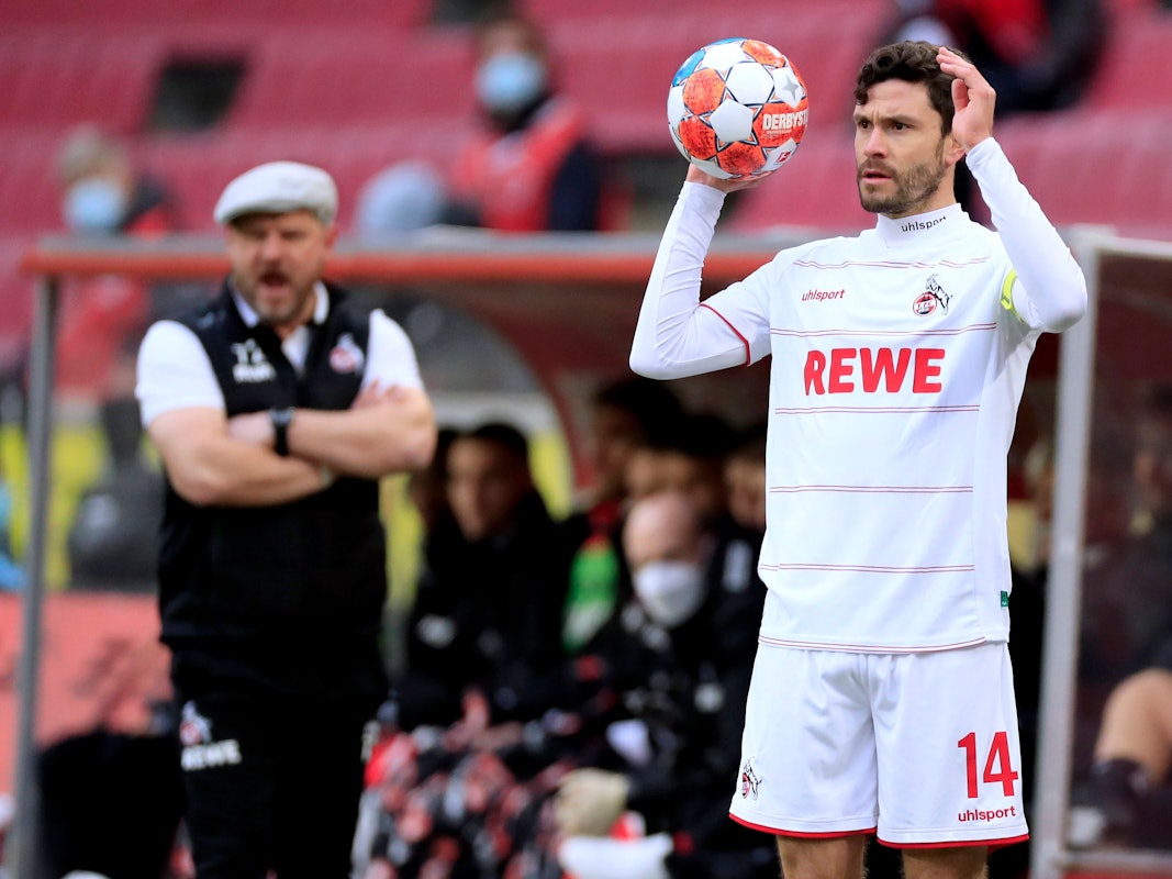 FC-Kapitän steht beim Spiel gegen die Bayern beim Einwurf und sucht einen freien Mitspieler.