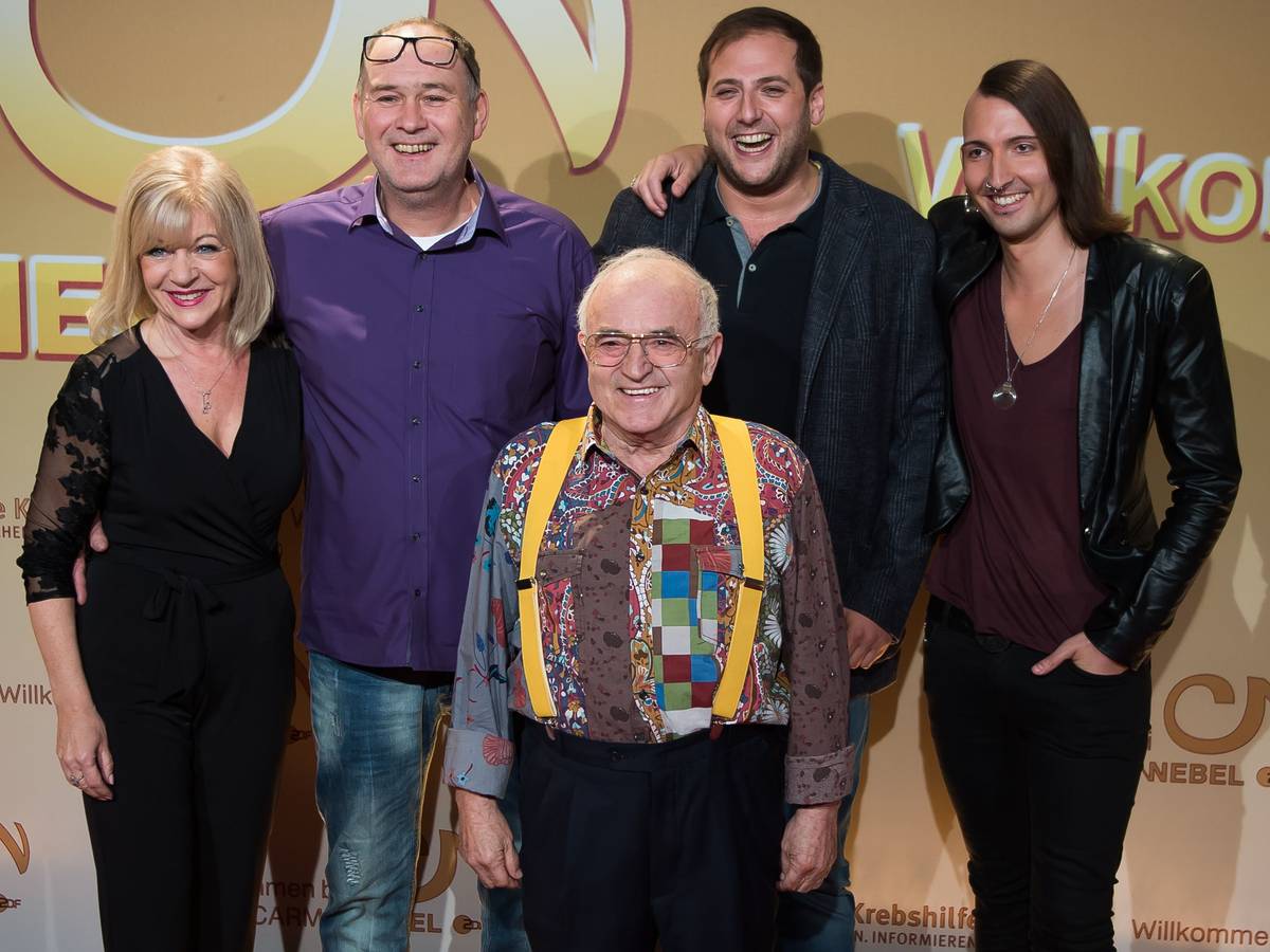 Die Händler der ZDF-Sendung "Bares für Rares" mit Elke Velten (l-r), Walter Lehnertz, Ludwig Hofmeier, Julian Schmitz-Avila und Fabian Kahl, kommen am 30.09.2017 auf dem Roten Teppich zur ZDF-Sendung "Willkommen bei Carmen Nebel" in die TUI-Arena in Hannover (Niedersachsen).