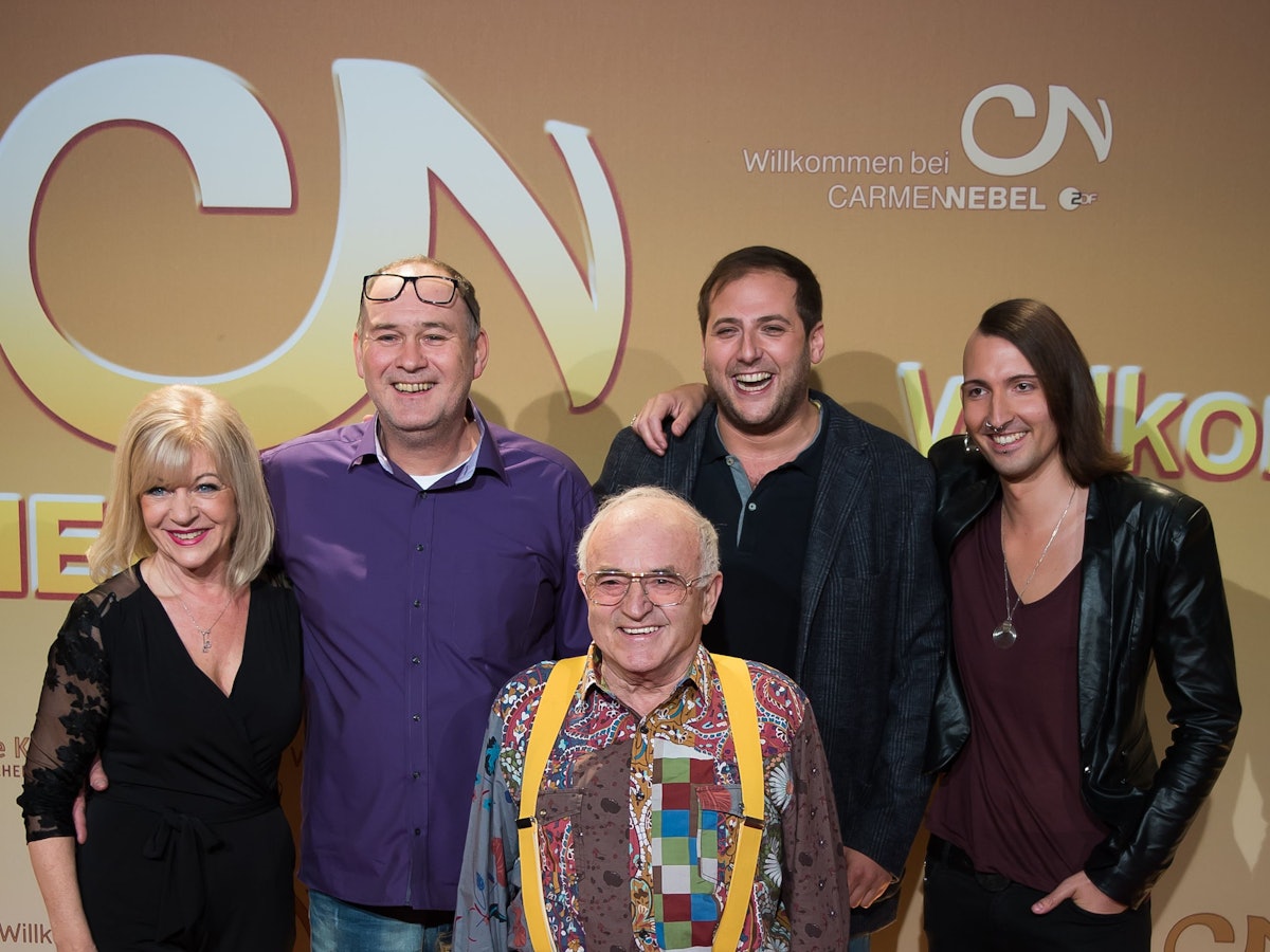 Die Händler der ZDF-Sendung "Bares für Rares" mit Elke Velten (l-r), Walter Lehnertz, Ludwig Hofmeier, Julian Schmitz-Avila und Fabian Kahl, kommen am 30.09.2017 auf dem Roten Teppich zur ZDF-Sendung "Willkommen bei Carmen Nebel" in die TUI-Arena in Hannover (Niedersachsen).