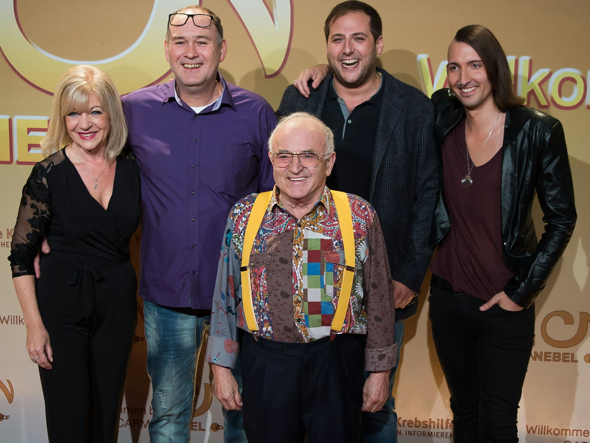 Die Händler der ZDF-Sendung "Bares für Rares" mit Elke Velten (l-r), Walter Lehnertz, Ludwig Hofmeier, Julian Schmitz-Avila und Fabian Kahl, kommen am 30.09.2017 auf dem Roten Teppich zur ZDF-Sendung "Willkommen bei Carmen Nebel" in die TUI-Arena in Hannover (Niedersachsen).