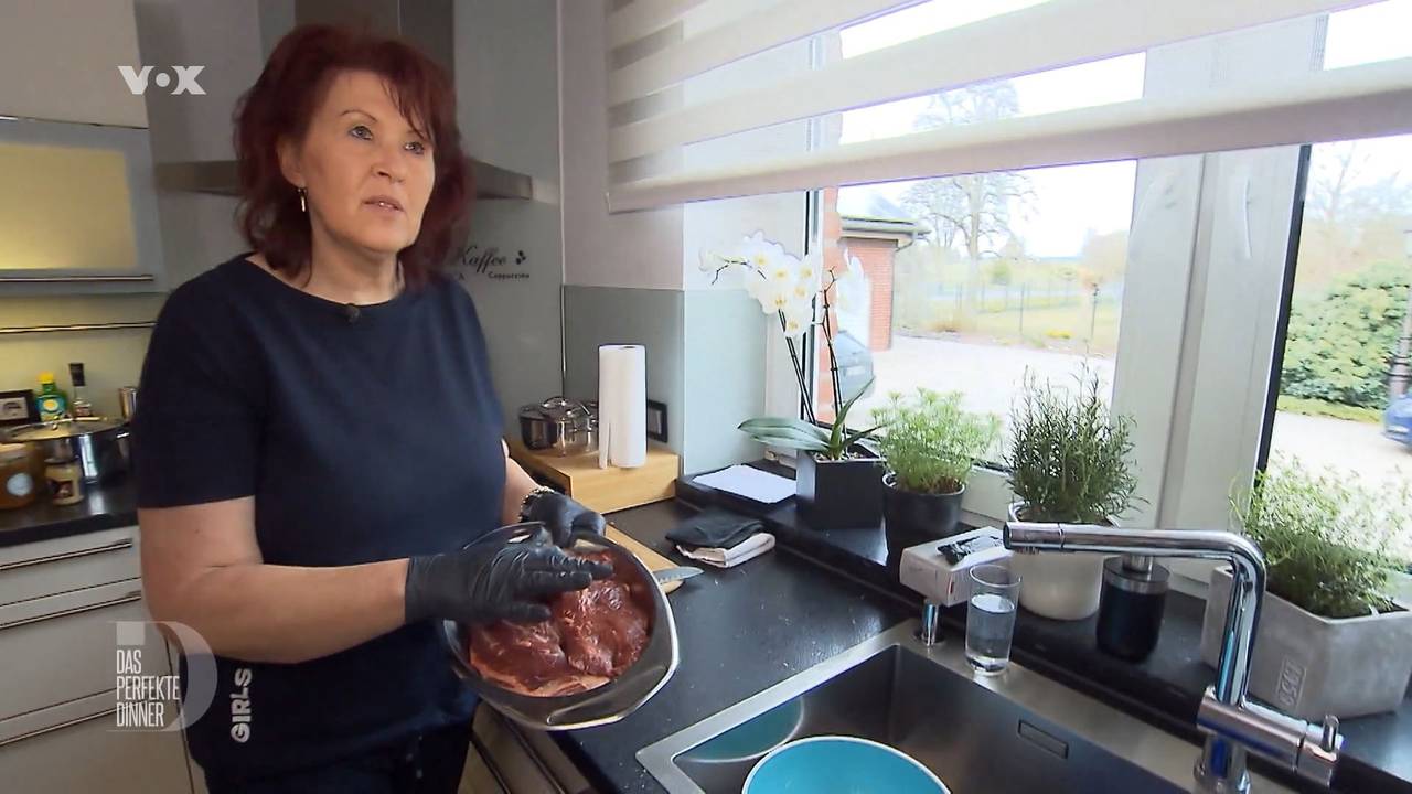 Gastgeberin Mechthild steht am zweiten Tag von „Das perfekte Dinner“ in Münster (TV-Ausstrahlung: 14. Juni) in ihrer Küche.