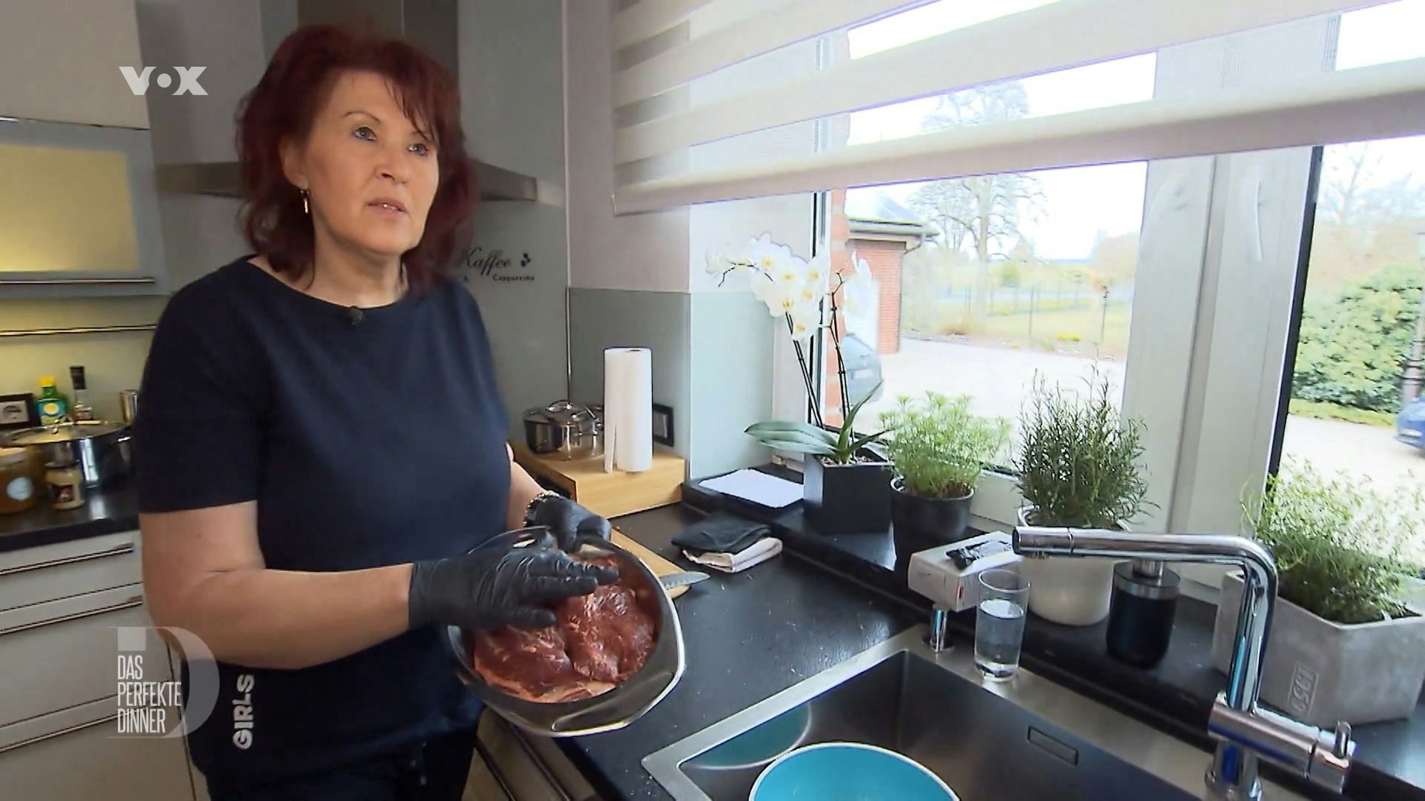 Gastgeberin Mechthild steht am zweiten Tag von „Das perfekte Dinner“ in Münster (TV-Ausstrahlung: 14. Juni) in ihrer Küche.