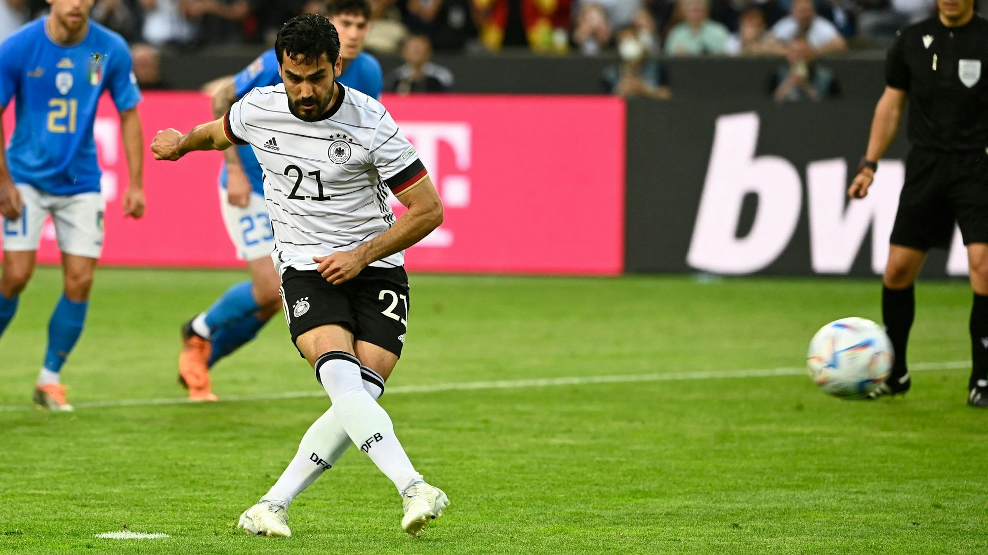 Ilkay Gündogan verwandelt einen Elfmeter gegen Italien.