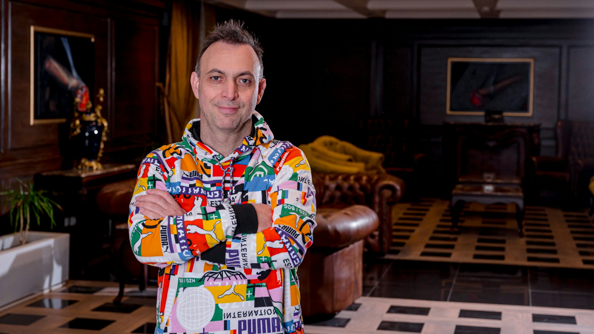 Bob Hanning, bekannt für seinen extravaganten Modestil, posiert in der „Cigar Lounge“.