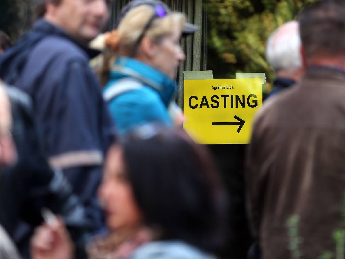 Teilnehmer für ein Casting stehen vor dem Gemeindehaus St. Bonifatius.