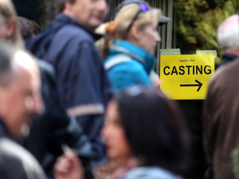 Teilnehmer für ein Casting stehen vor dem Gemeindehaus St. Bonifatius.