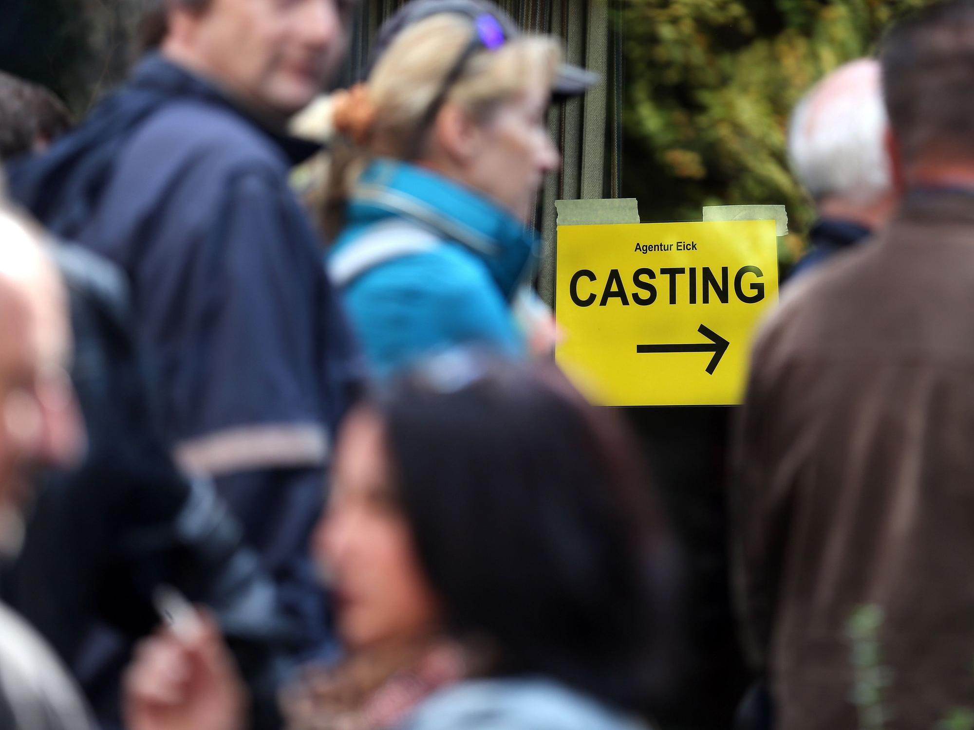 Teilnehmer für ein Casting stehen vor dem Gemeindehaus St. Bonifatius.