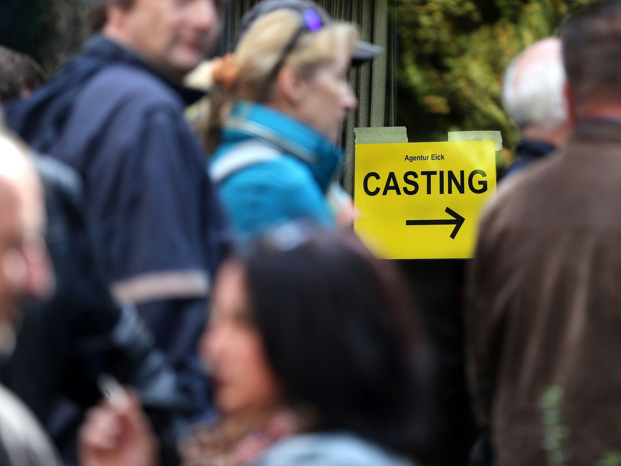 Teilnehmer für ein Casting stehen vor dem Gemeindehaus St. Bonifatius.