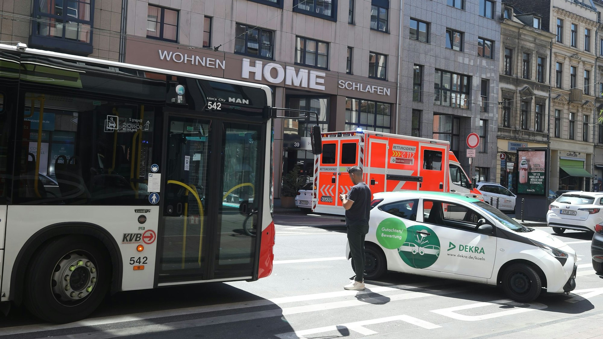 Ein Linienbus steht nach dem Unfall auf der Aachener Straße/Brüsseler Straße.