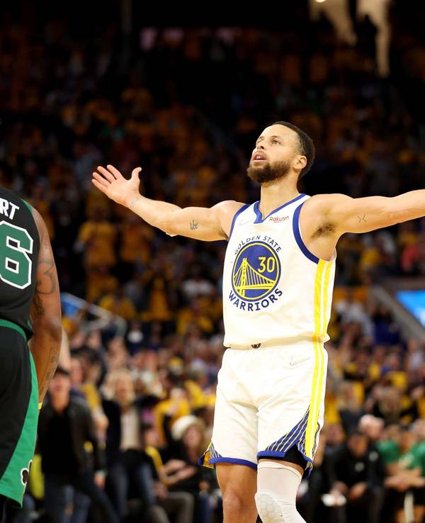 Man kann ihn kaum verteidigen – Stephen Curry jubelt nach seinem getroffenen Wurf mit erhobenen Armen und lässt sich von den Fans feiern.