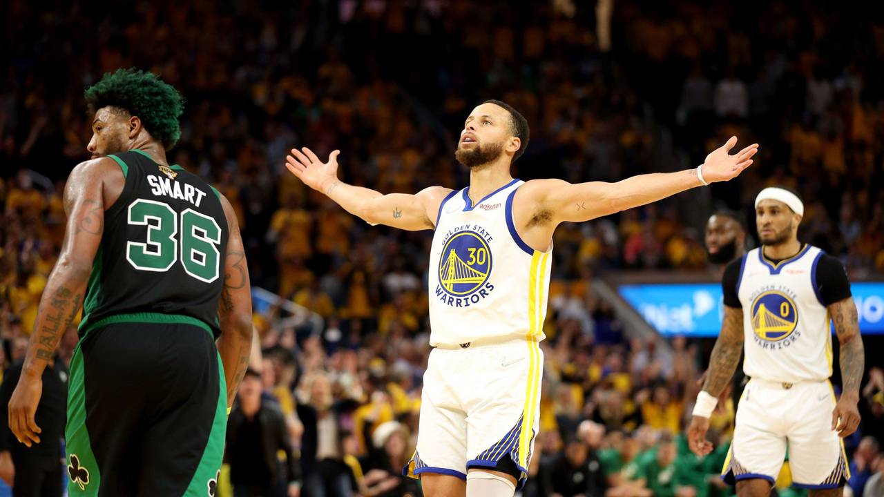 Man kann ihn kaum verteidigen – Stephen Curry jubelt nach seinem getroffenen Wurf mit erhobenen Armen und lässt sich von den Fans feiern.
