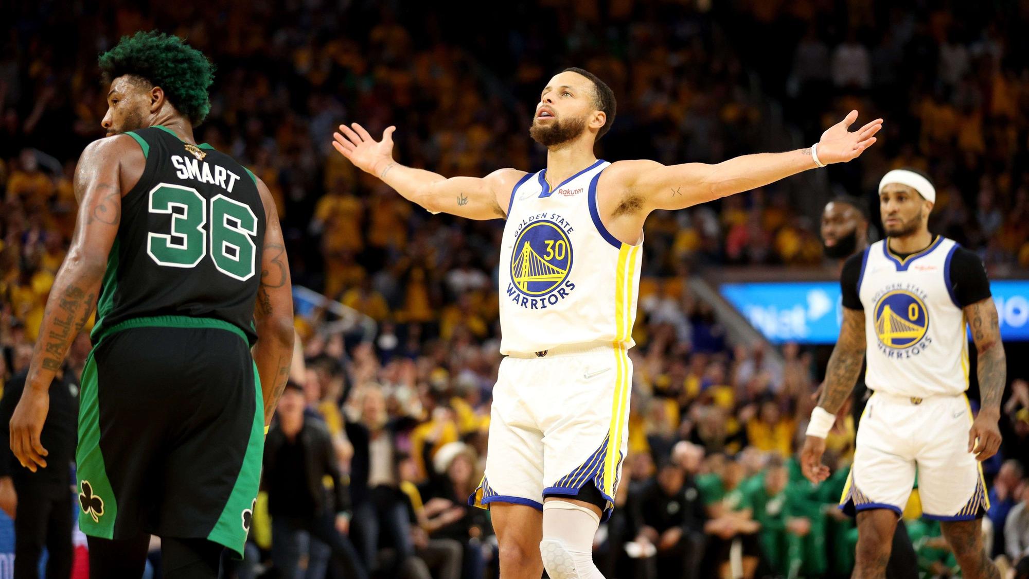 Man kann ihn kaum verteidigen – Stephen Curry jubelt nach seinem getroffenen Wurf mit erhobenen Armen und lässt sich von den Fans feiern.