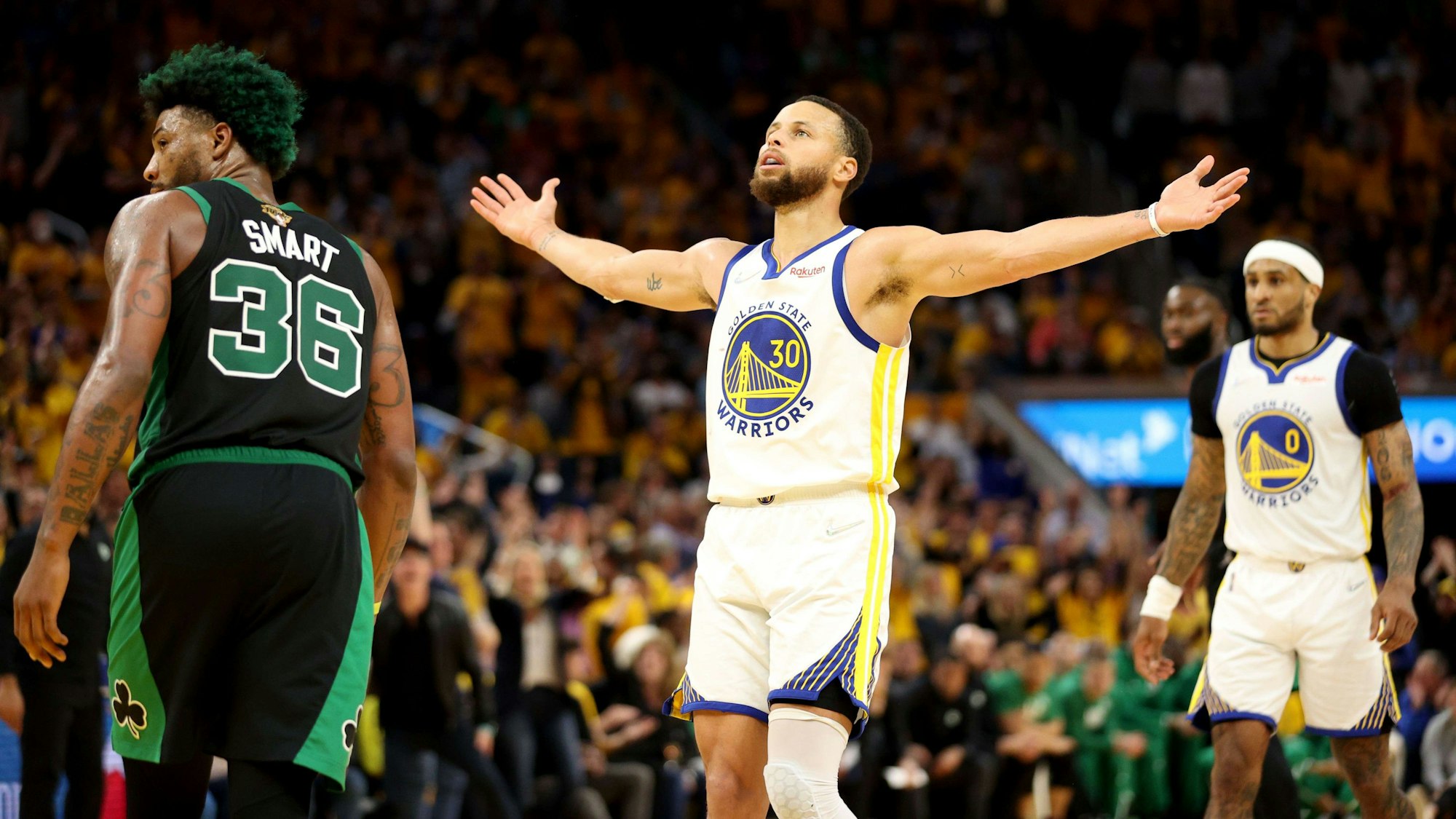 Man kann ihn kaum verteidigen – Stephen Curry jubelt nach seinem getroffenen Wurf mit erhobenen Armen und lässt sich von den Fans feiern.