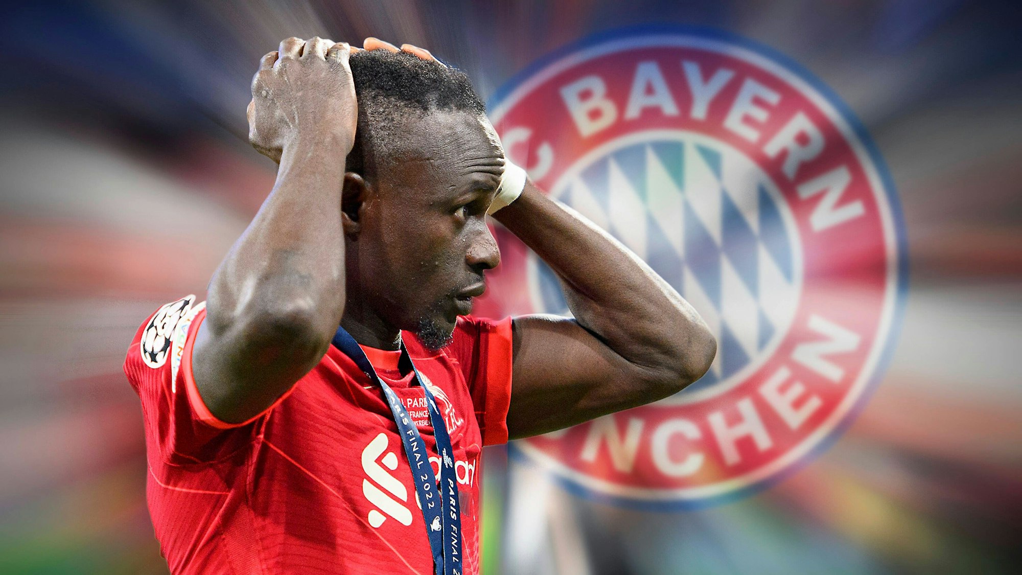 Sadio Mané schlägt die Hände ungläubig über den Kopf. Im Hintergrund ist das Logo des FC Bayern München abgebildet.