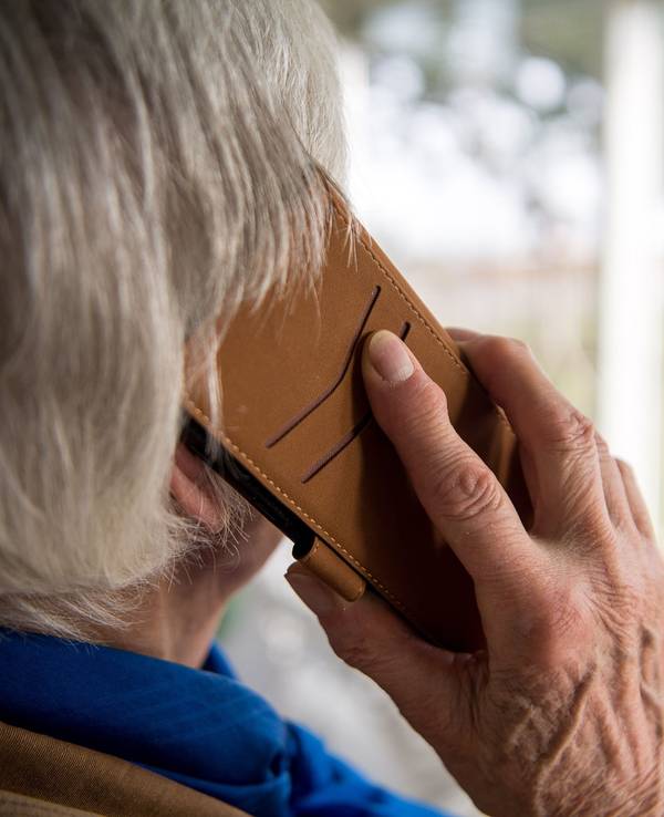 Eine ältere Dame telefoniert mit einem Smartphone.