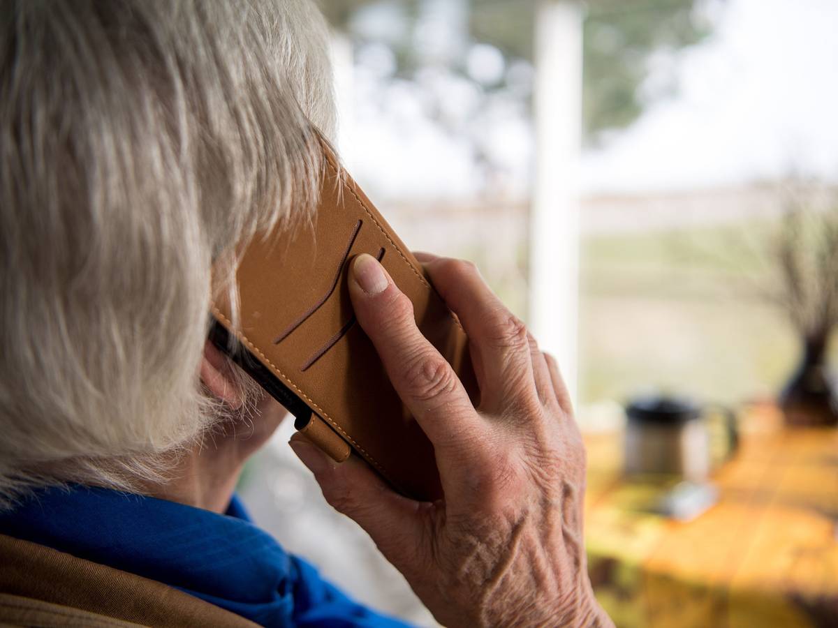 Eine ältere Dame telefoniert mit einem Smartphone.