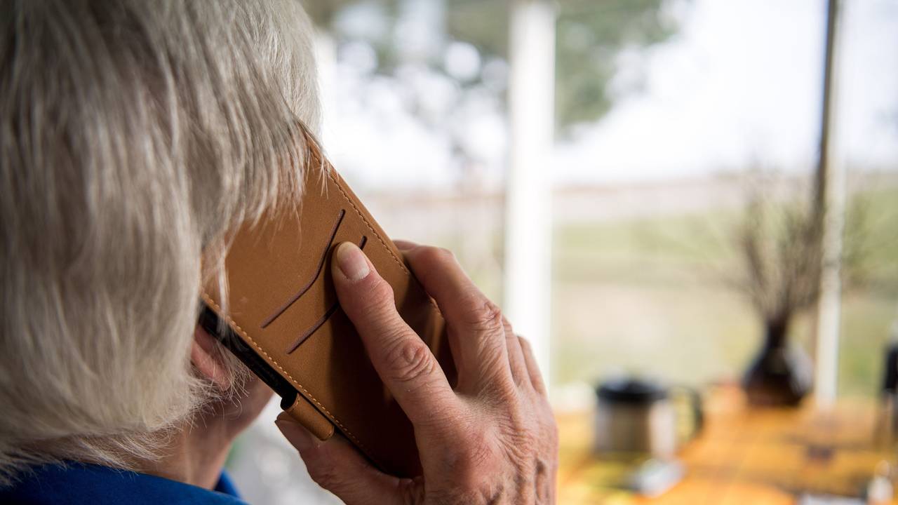 Eine ältere Dame telefoniert mit einem Smartphone.