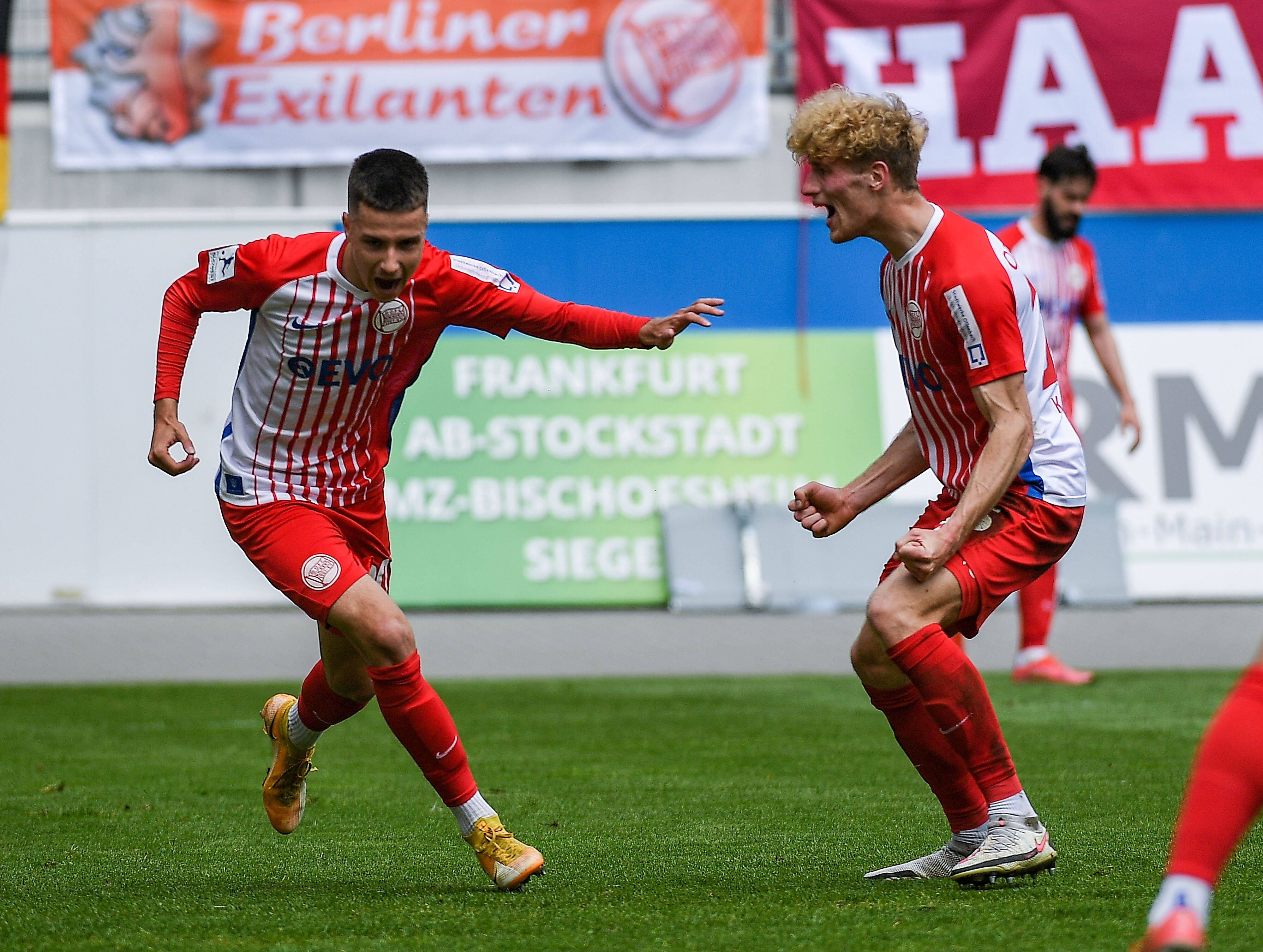 Denis Huseinbasic (l.) und Malte Karbstein jubeln am 15. Mai 2021 gemeinsam für die Kickers Offenbach.