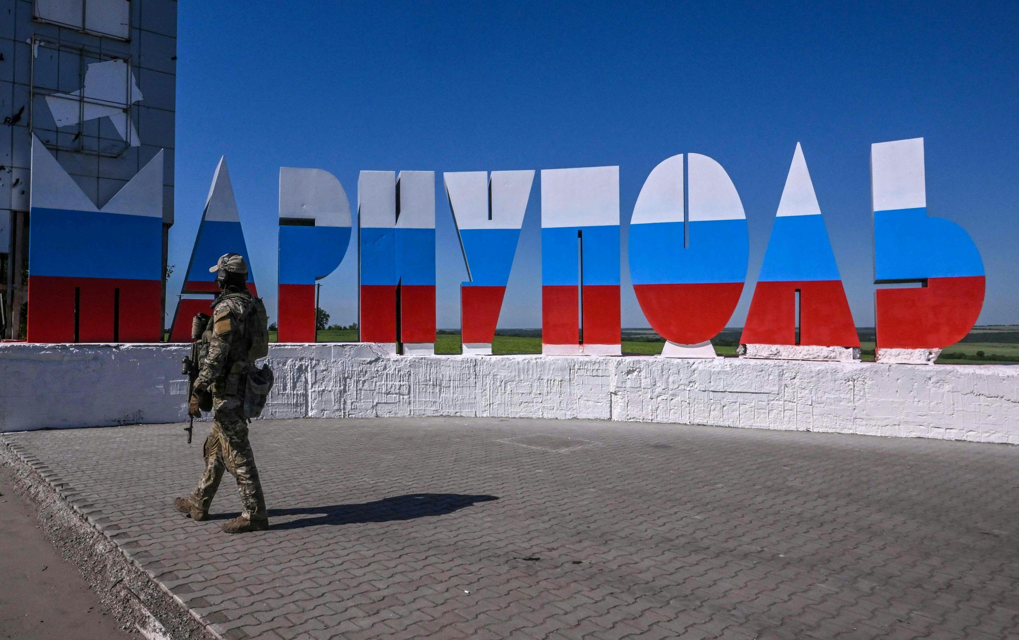 Der Schriftzug am Eingang zu Mariupol, der einst in den Nationalfarben der Ukraine erstrahlte, wurde nun übermalt.