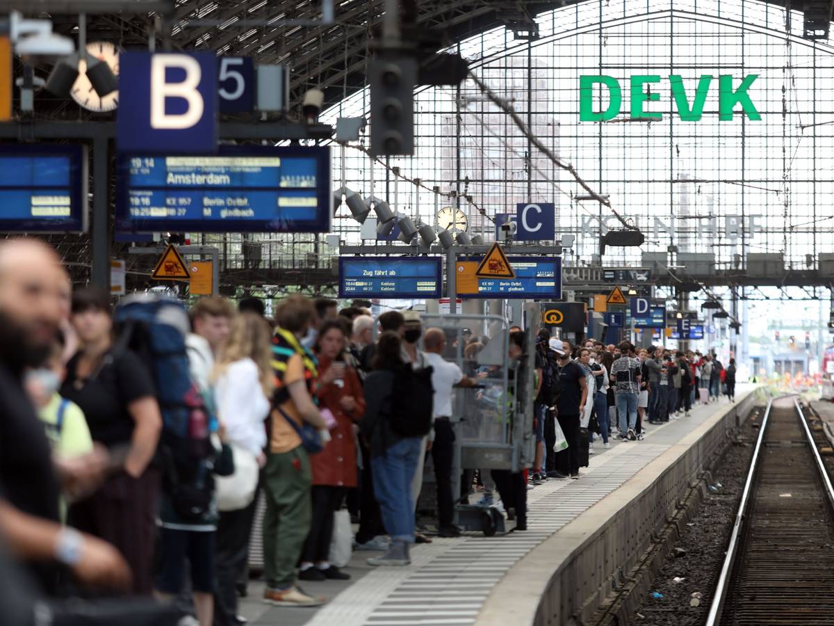 Viele Menschen warten an Gleis 5 im Kölner Hauptbahnhof auf ihren Zug.