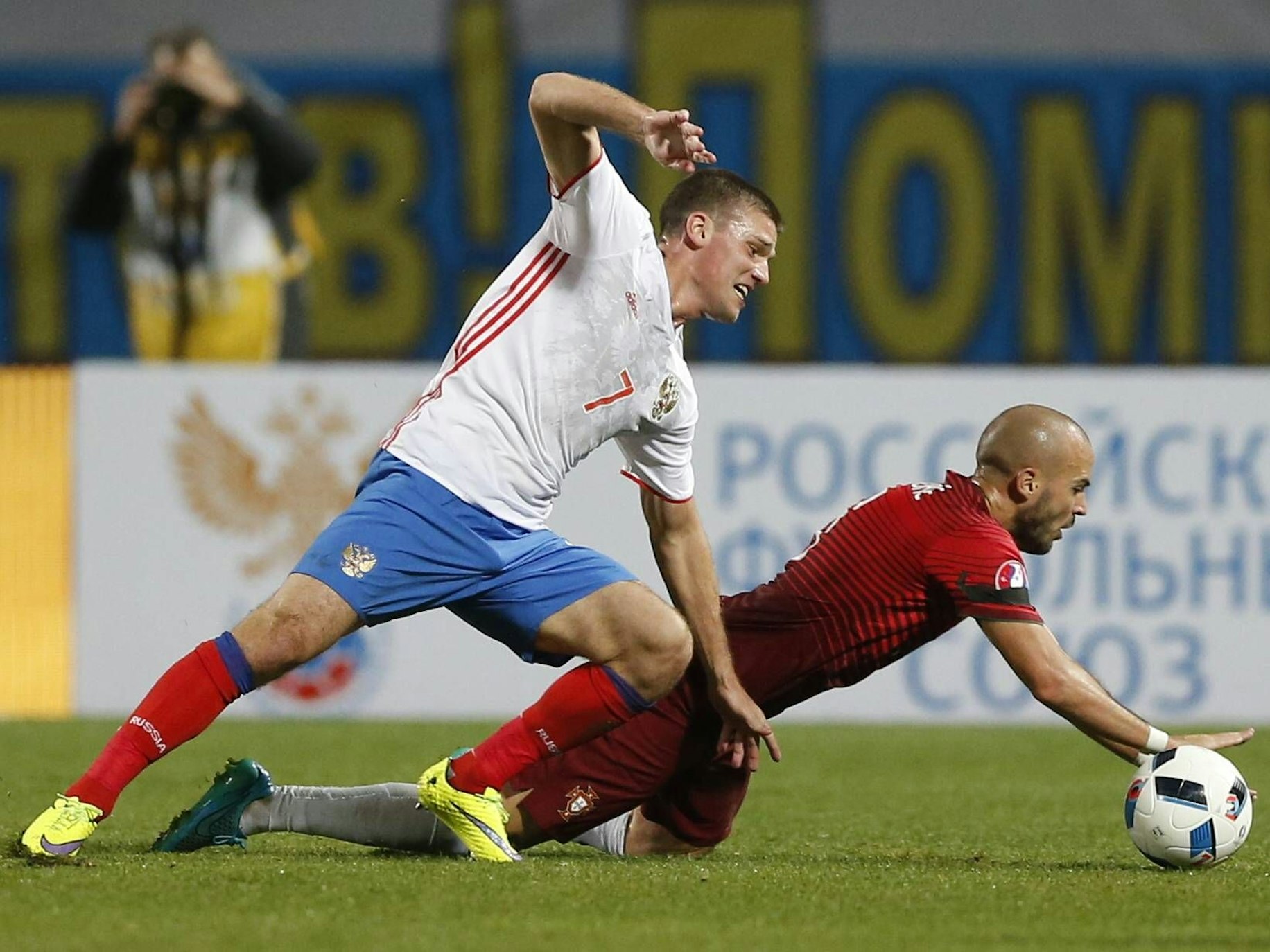 Igor Denisov (l.) bei einem Freundschaftsspiel der russischen Nationalmannschaft, am 14. November 2015 gegen Portugal um André André