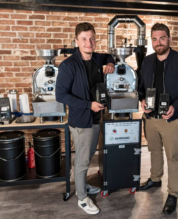 Robin Kracht und Patrick Köhler in der neuen nachhaltigen Kaffeerösterei am Buttermarkt.