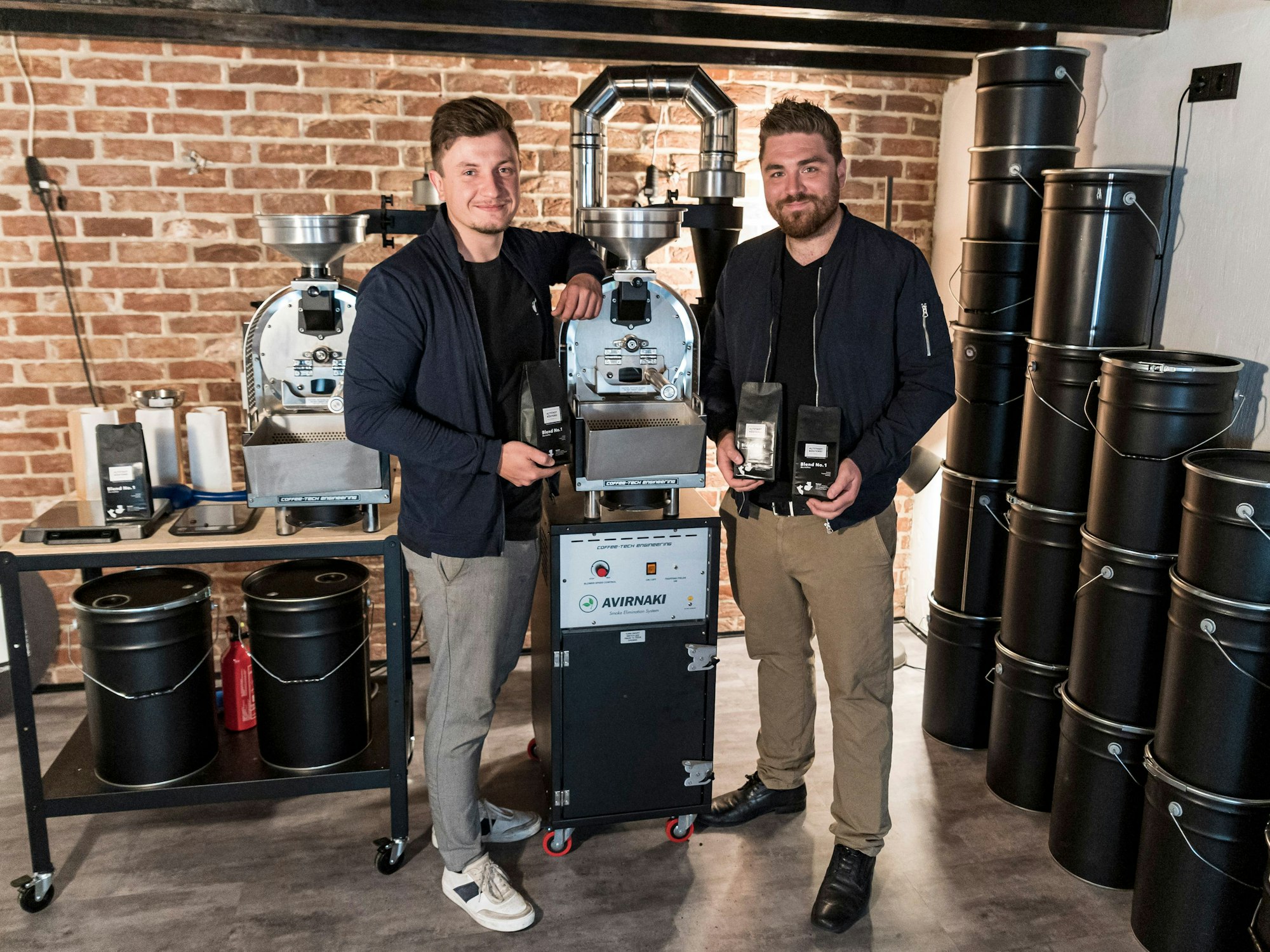 Robin Kracht und Patrick Köhler in der neuen nachhaltigen Kaffeerösterei am Buttermarkt.
