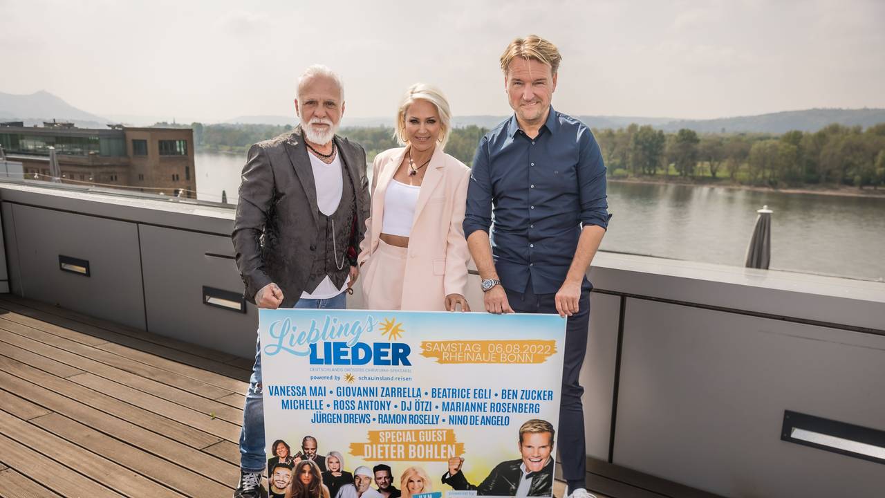 Nino de Angelo, Michelle und Veranstalter Markus Krampe mit einem Werbeplakat in der Hand.