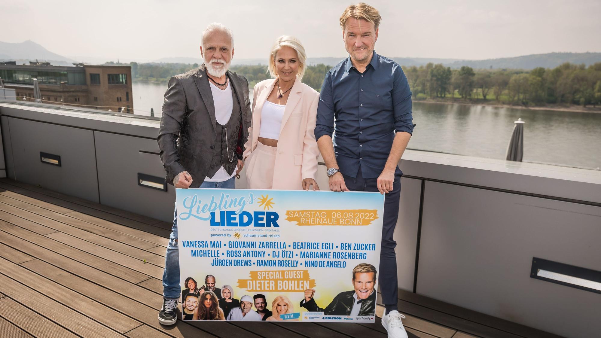 Nino de Angelo, Michelle und Veranstalter Markus Krampe mit einem Werbeplakat in der Hand.