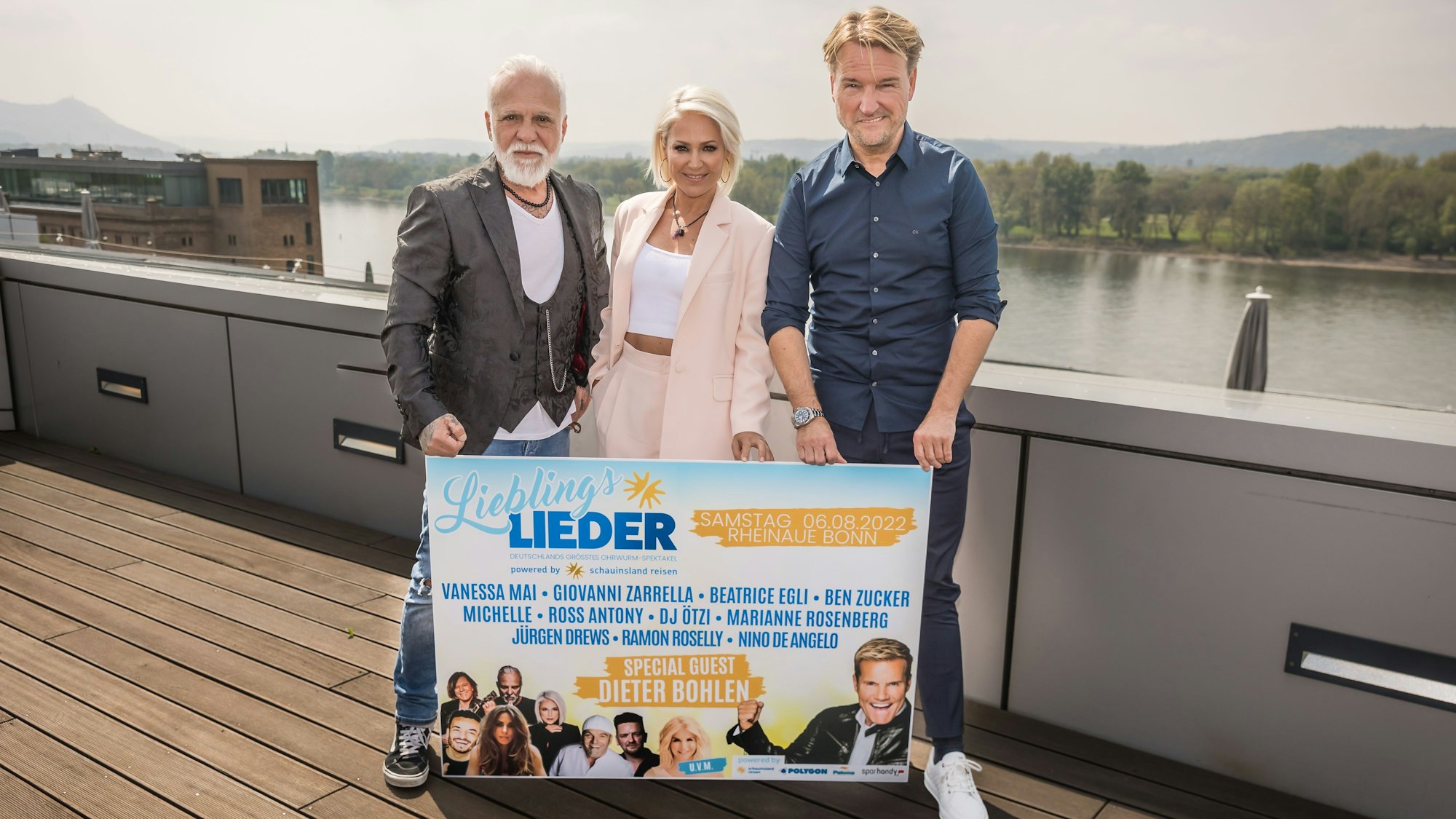 Nino de Angelo, Michelle und Veranstalter Markus Krampe mit einem Werbeplakat in der Hand.